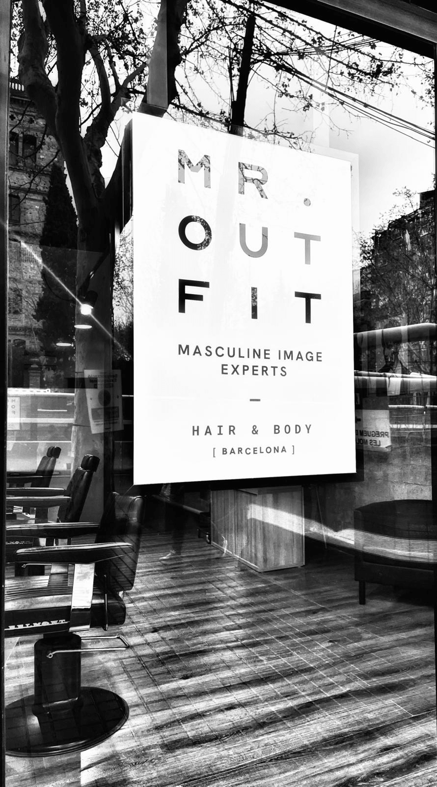 Entrada de Mr.Outfit con el rótulo en el escaparate, Comte d'Urgell