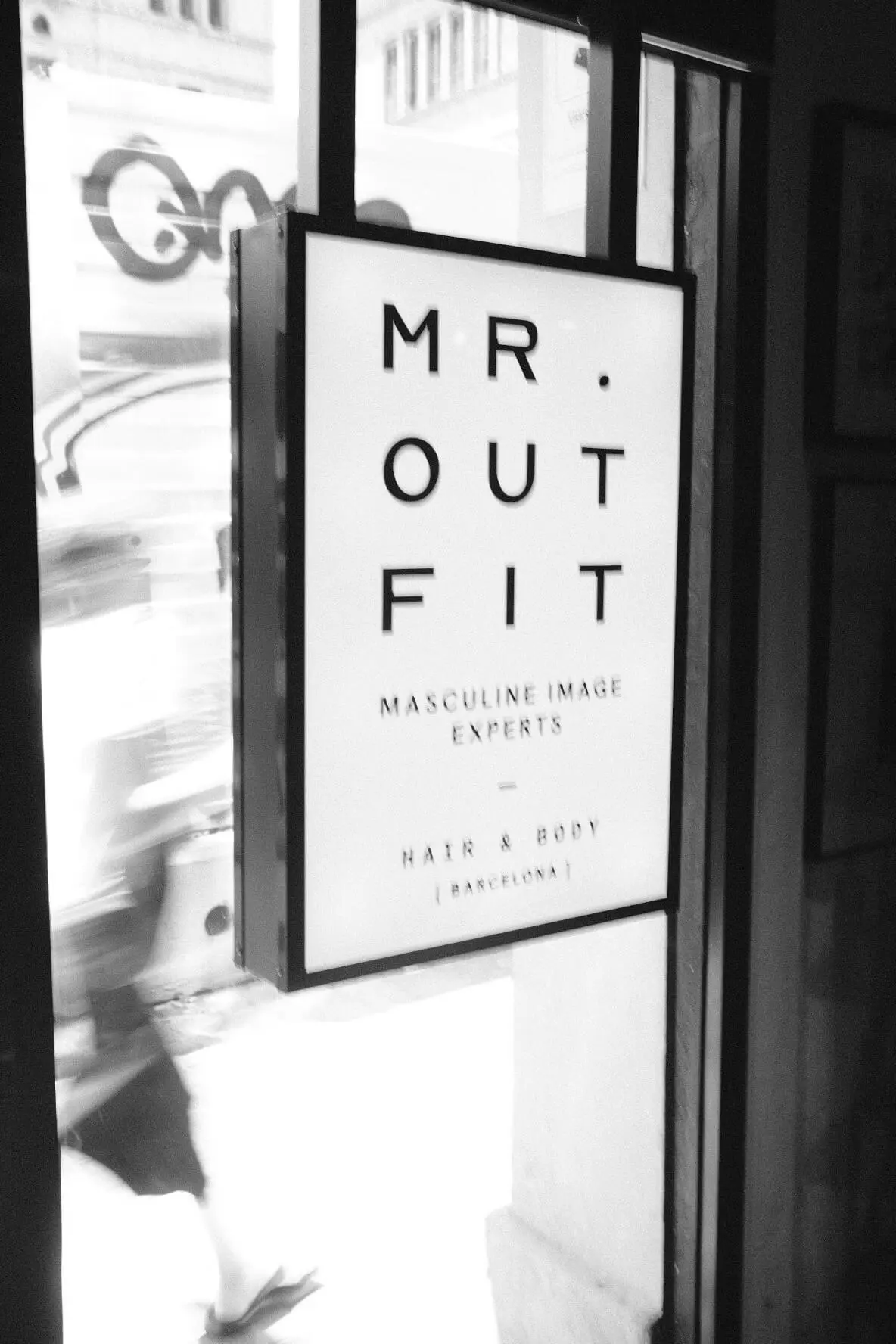 Rótulo de la entrada de Mr.Outfit en Barcelona